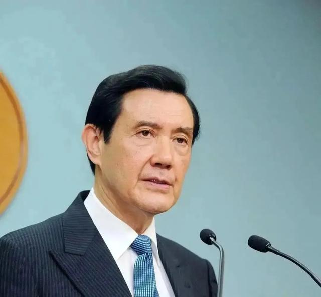 饿了？拉门斯被拍到在比利时替补席啃苹果