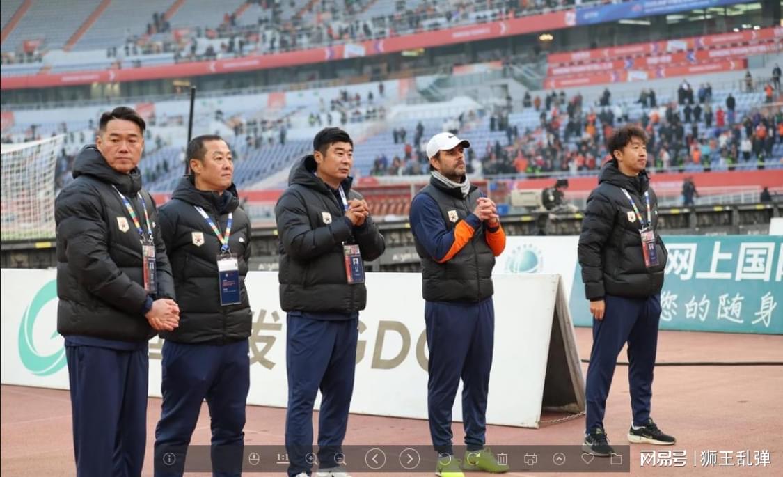 记者：费内巴切仍在和曼城谈阿克转会费，预计700万+150万镑
