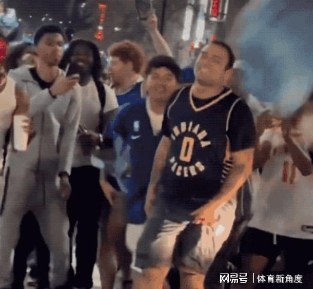 饿了？拉门斯被拍到在比利时替补席啃苹果