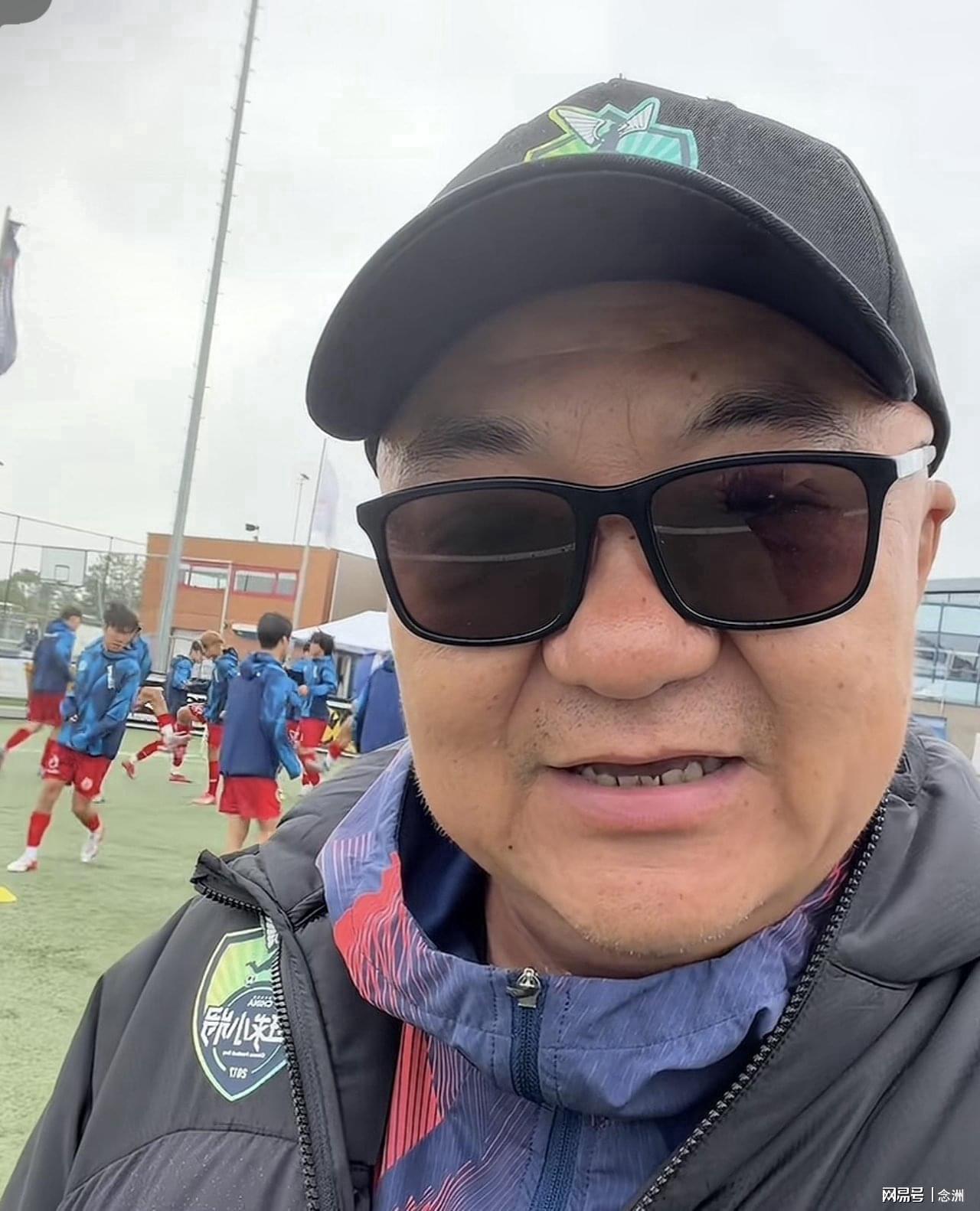 饿了？拉门斯被拍到在比利时替补席啃苹果