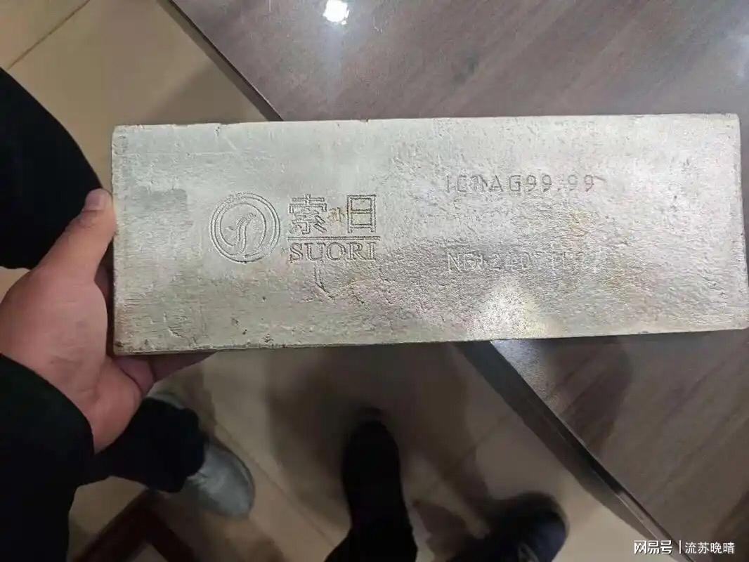 卡塔尔足协主席会见因凡蒂诺，并向后者赠送卡塔尔球衣