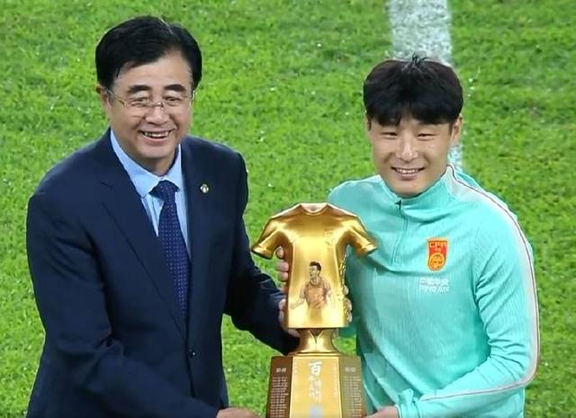 记者：费内巴切仍在和曼城谈阿克转会费，预计700万+150万镑
