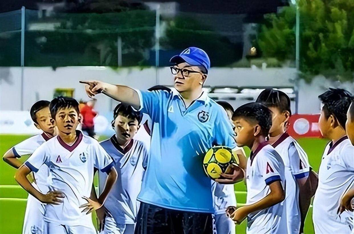 记者：费内巴切仍在和曼城谈阿克转会费，预计700万+150万镑