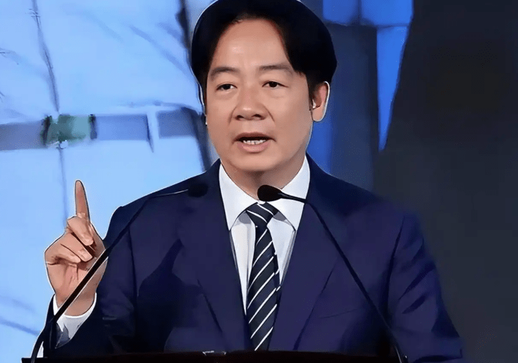 饿了？拉门斯被拍到在比利时替补席啃苹果