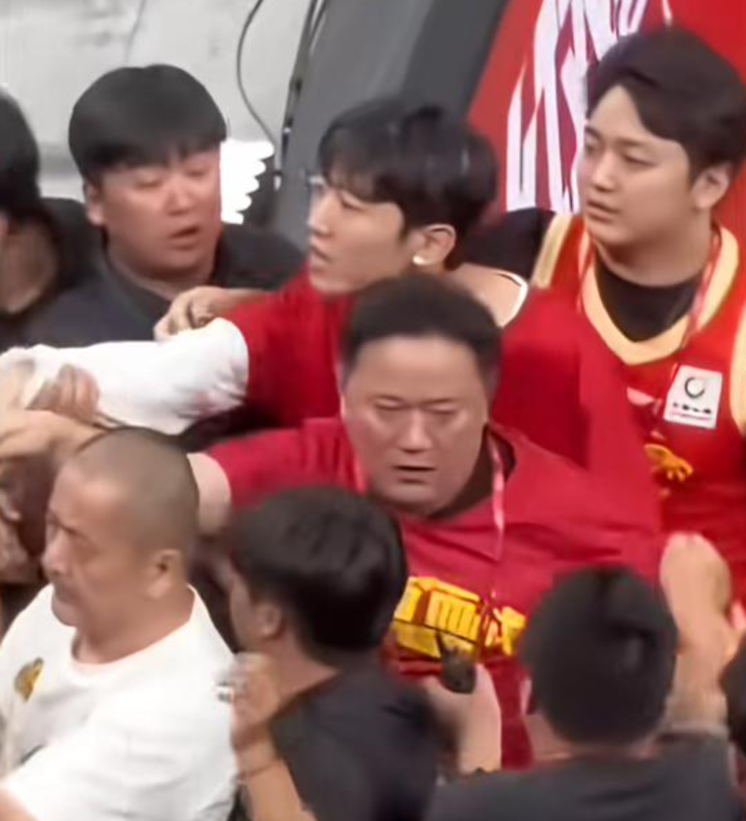乐虎体育-曝马刺考虑交易福克斯