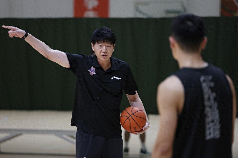 乐虎体育-库里关键球能力遭质疑？球迷：都是映像流偏见