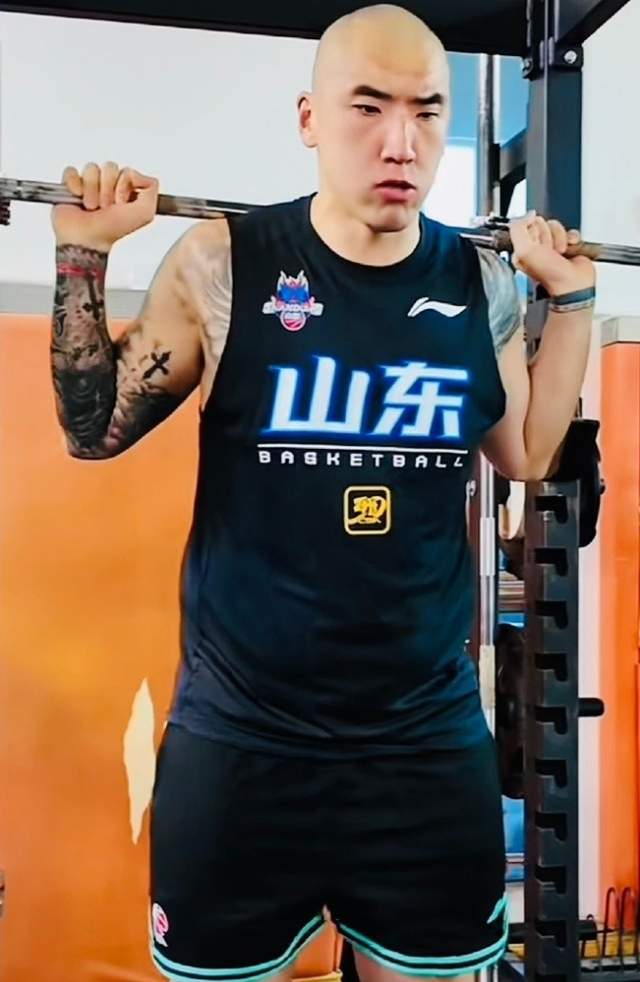 对欧文没兴趣，火箭追杰伦布朗！美媒晒三方交易方案：卖申京小贾