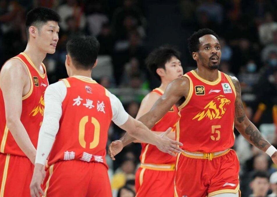 湖人消息：哄抢13+6中锋，选秀目标曝光，两将摆上货架