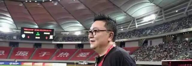 场均29+11问鼎得分王，季后赛淘汰乔丹，三年级的他比文班更出色
