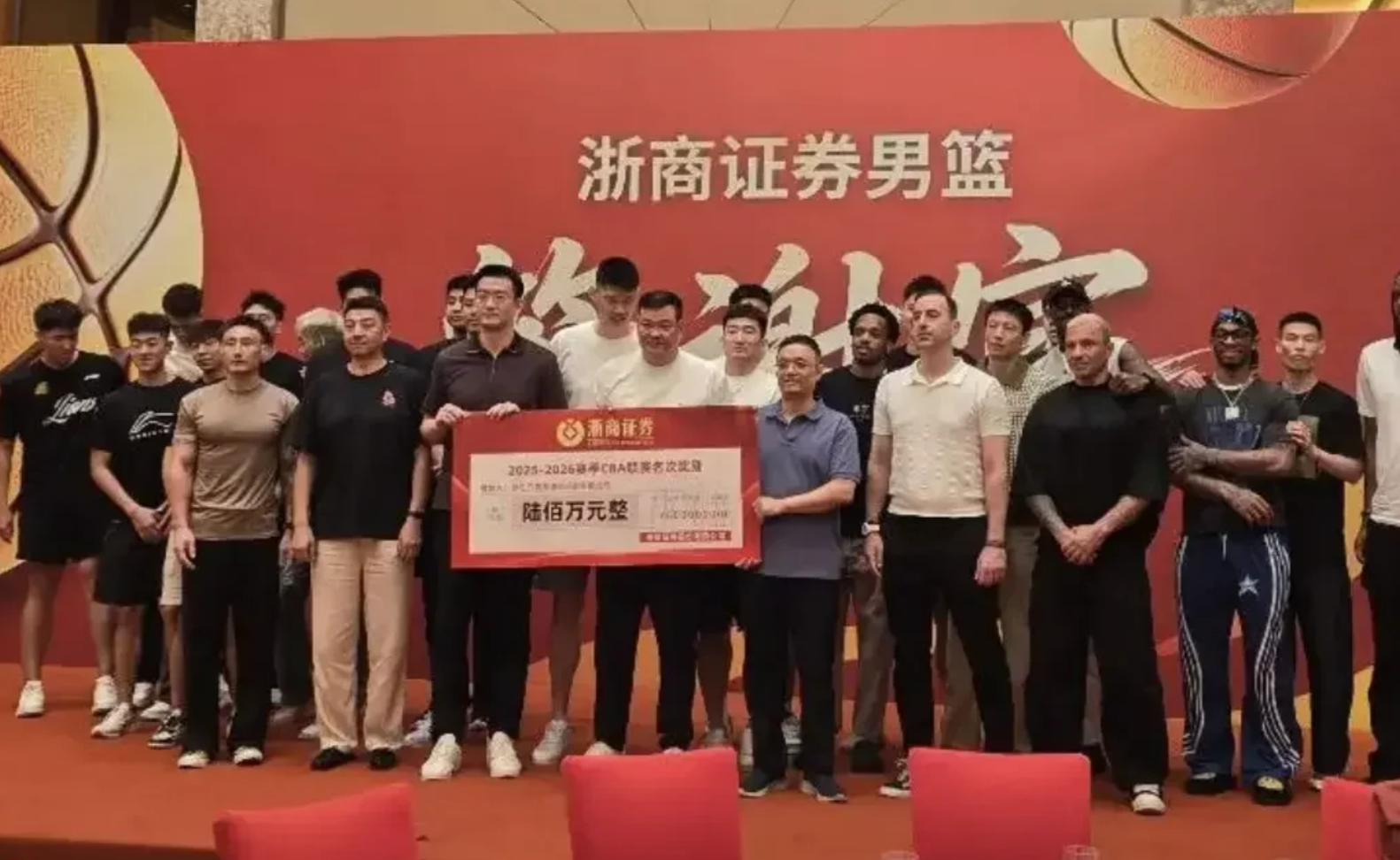 4年1.785亿！篮网要抢里夫斯，湖人该跟上吗？