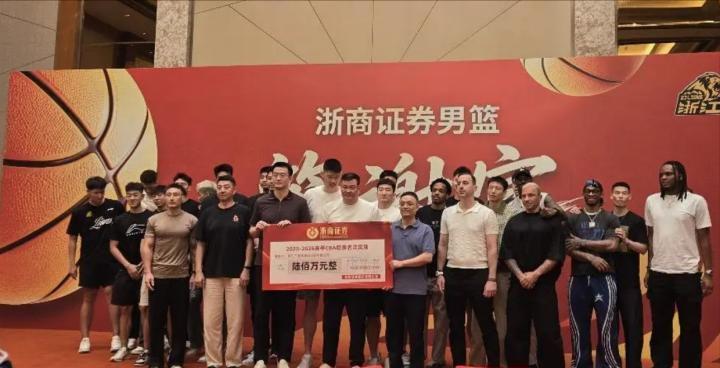 为什么十几支球队哄抢41岁的詹姆斯，湖人却不着急续约？