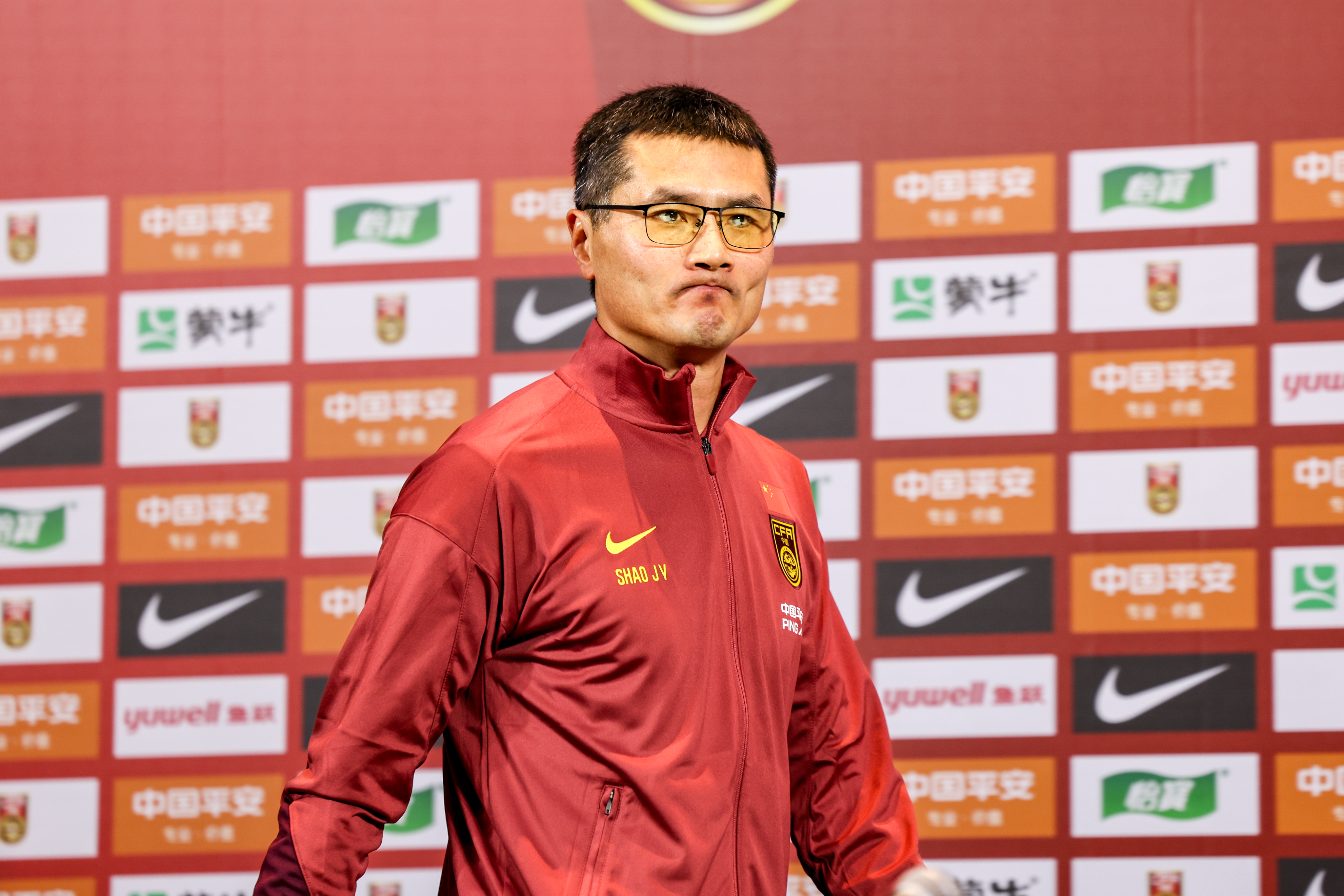 布伦森独扛45分！尼克斯时隔53年再捧NBA总冠军奖杯