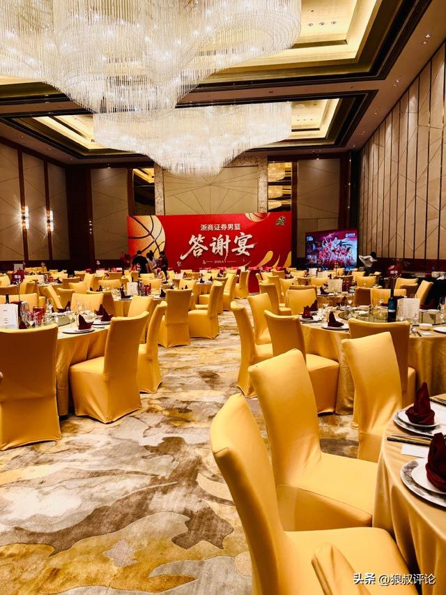 湖人欲抢2米08内线新秀！但脆皮属性引担忧，又要詹姆斯打中锋？