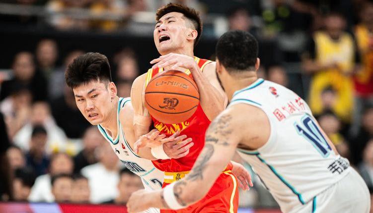 詹姆斯下家争夺进入白热化：三大热门球队谁能最终胜出？