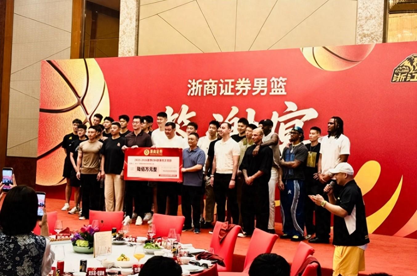 ESPN记者：湖人队内部人士暗示詹姆斯父子可能一起转投新球队