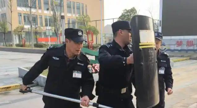 詹姆斯下家争夺进入白热化：三大热门球队谁能最终胜出？