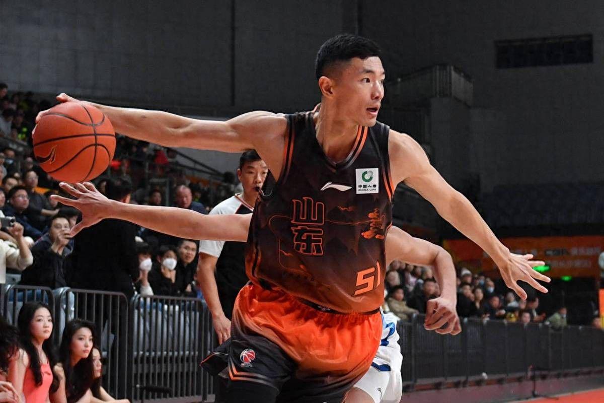 尼克斯队时隔53年NBA再夺冠，中锋罗宾逊晒比赛前酒店抓蛇视频