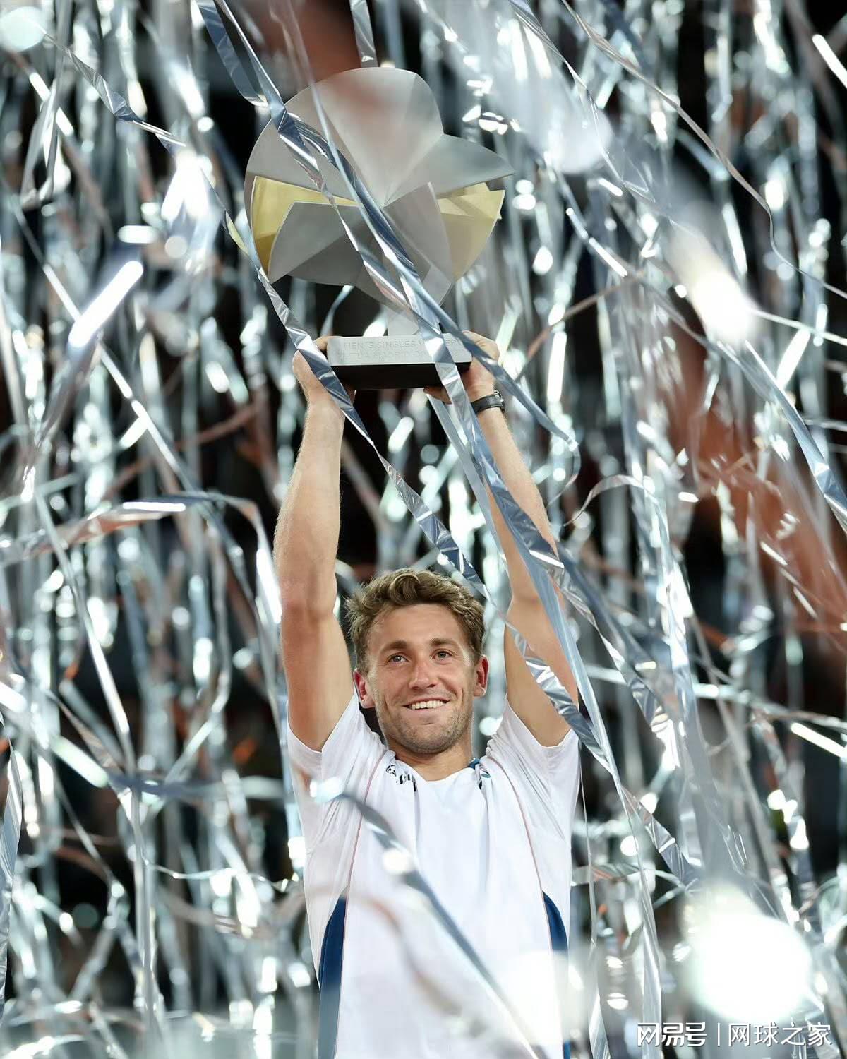 乐虎体育-湖人欲抢2米08内线新秀！但脆皮属性引担忧，又要詹姆斯打中锋？
