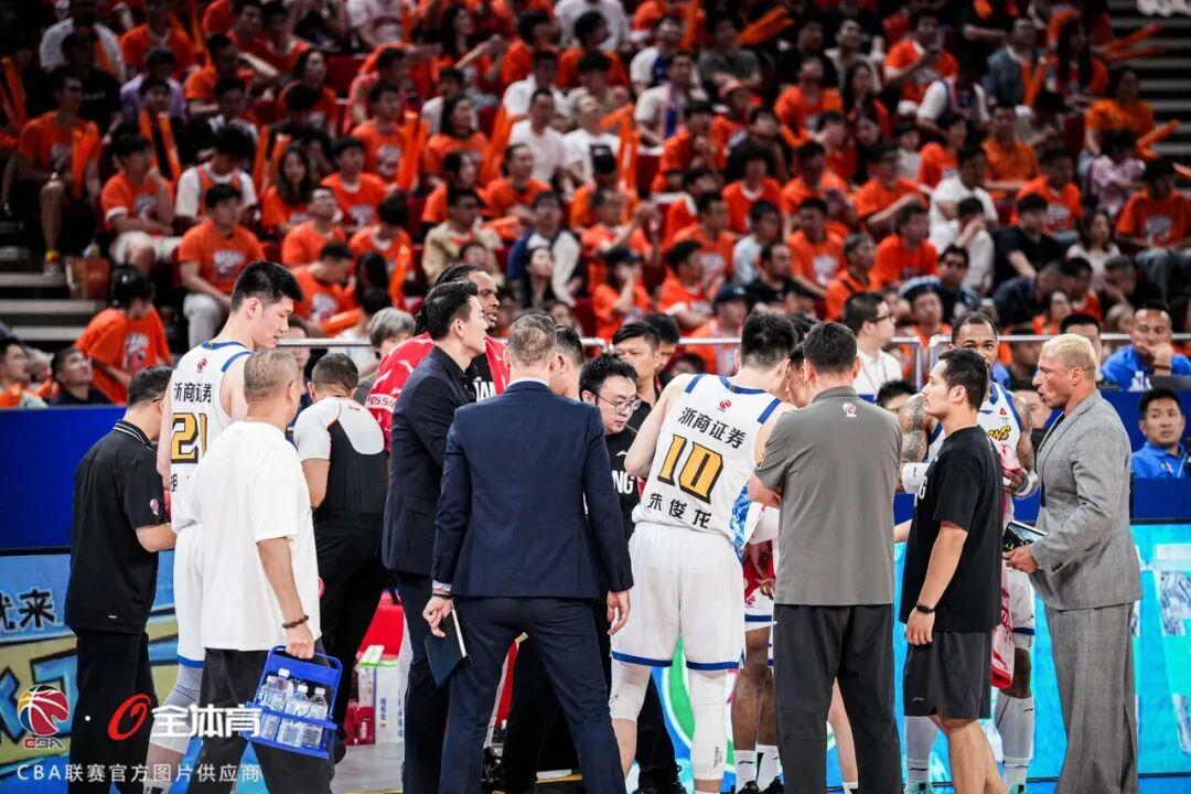 乐虎体育尼克斯愿超税留夺冠功臣罗宾逊