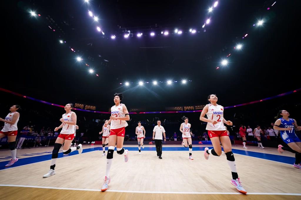 尼克斯队时隔53年NBA再夺冠，中锋罗宾逊晒比赛前酒店抓蛇视频