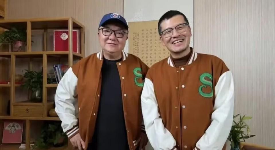 尼克斯队时隔53年NBA再夺冠，中锋罗宾逊晒比赛前酒店抓蛇视频