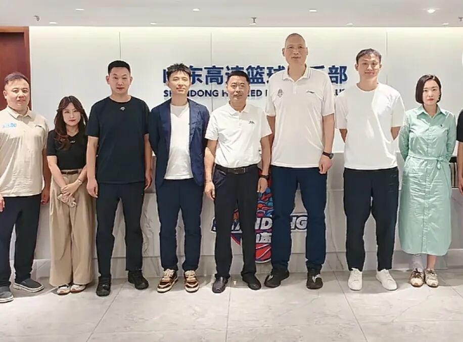 贝尔萨定妆照看向地面引争议，博主：因为他觉得自己不是模特