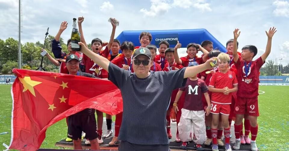 罗马诺：纽卡接近签下阿贾克斯18岁中场斯图尔，总价超2500万欧