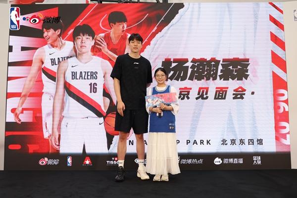 乐虎体育铜梁龙将士到安居古城“过端午”，刘建业包粽子“汗颜了”