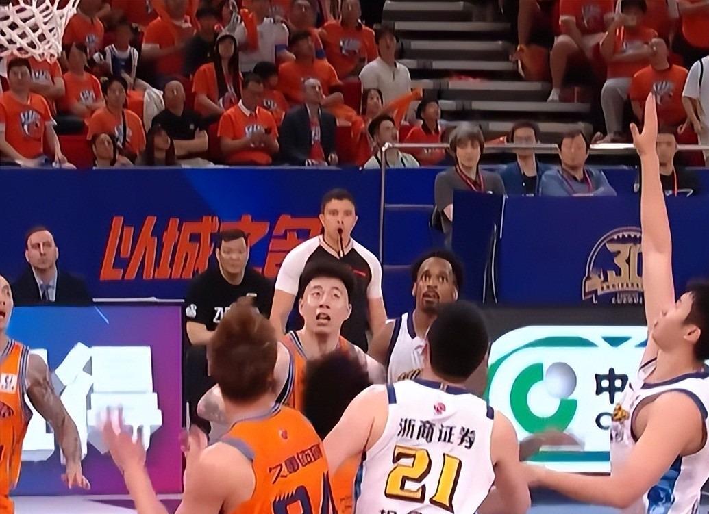 罗马诺：吕迪格续约1年已完成，可能未来24小时内官宣